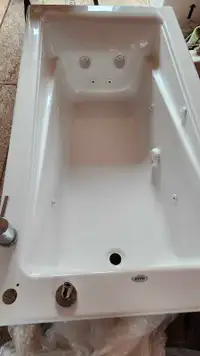 MAAX Whirlpool Jet Tub with Faucett & Sprayer Included