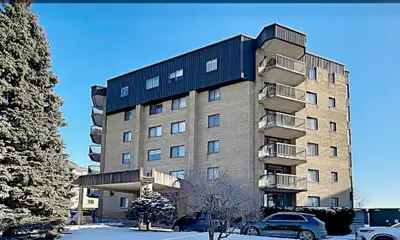 Grand condo 3 1/2 lumineux avec vue sur le fleuve au 4 ieme étage d’un immeuble bien entretenu et ca...