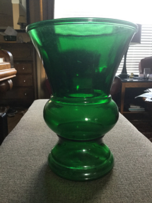 Mid century green glass vase in Arts & Collectibles in City of Toronto - Image 2