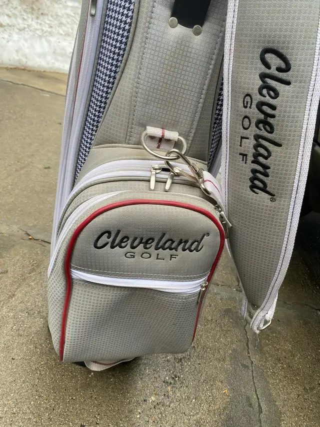 CLEVELAND BLOOM Golf Bag. Excellent condition. All zippers work in Golf in Saskatoon - Image 4