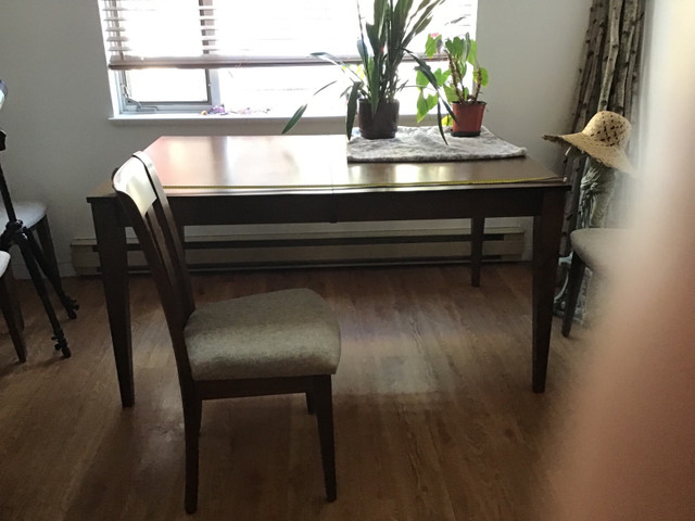 Table de cuisine avec chaise longueur 5pi largeur 3pi 4po  dans Mobilier de salle à manger et cuisine  à Ville de Québec