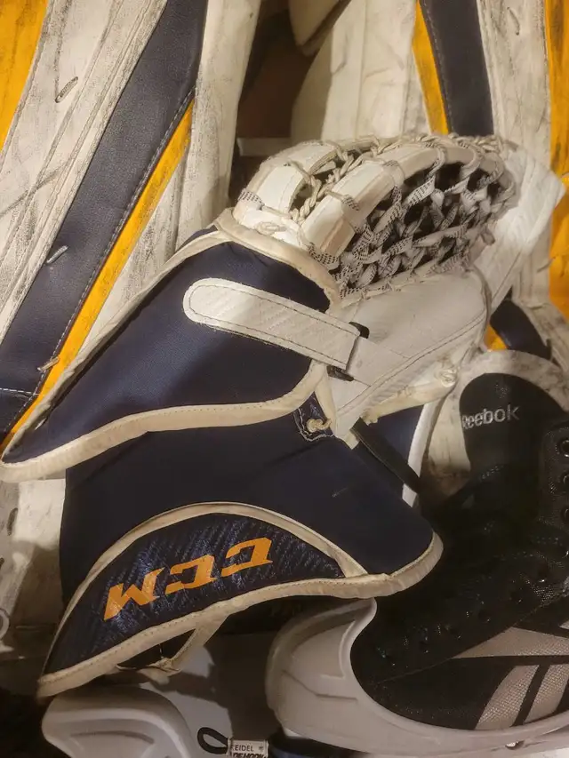 Mens full ice hockey goalie equipment SOLD pending pick up in Hockey in London - Image 6