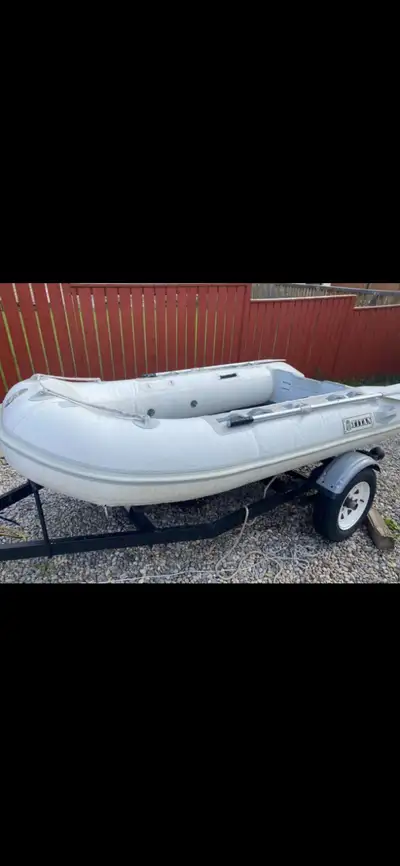 -Aluminum floors - two ores - very good condition - Two life jackets -electric pump -one patch profe...