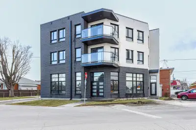 Nouveau Triplex construit dans un quartier tranquile de St-François à Laval. Proche de autoroutes 25...