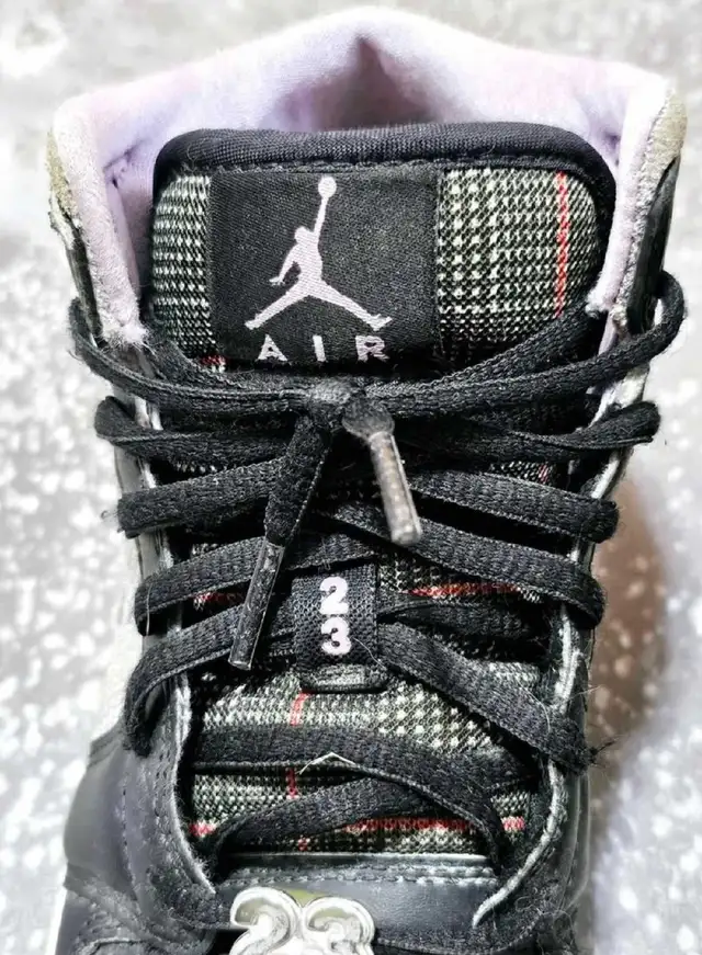 Nike Jordan 1 Mid Youth Size 5 in Men's Shoes in Oshawa / Durham Region - Image 4