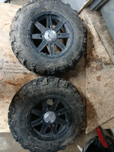 Tubeless Polaris tiers that work and come with nuts will take trade to I do have 4 of them