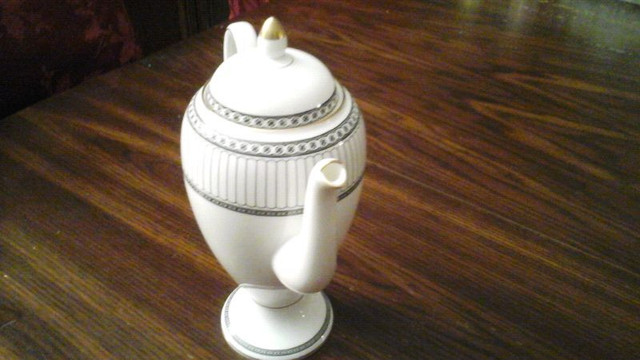 IVORY BONE CHINA COFFEE POT - WEDGWOOD - COLONNADE in Arts & Collectibles in City of Toronto - Image 2