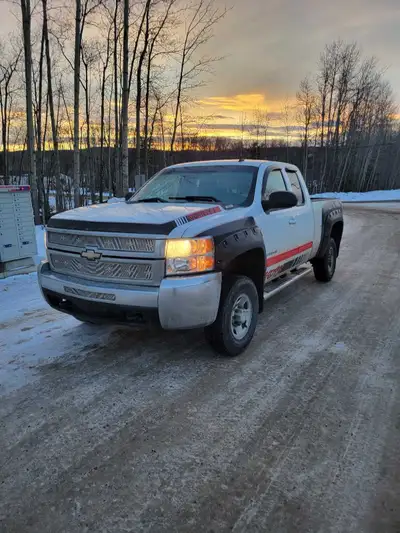 Solid truck mainly highway kms, always starts at any temperature, 4x4 winter tires, no warning light...