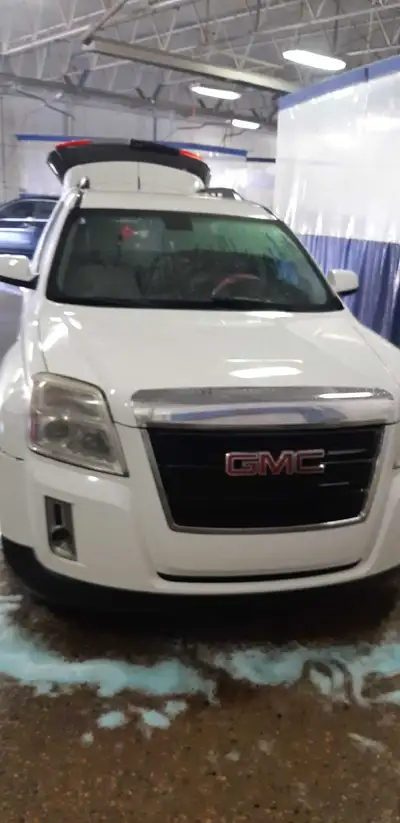 Selling a reliable 2010 GMC Terrain with 351750 km, perfect for city driving or weekend getaways! Th...