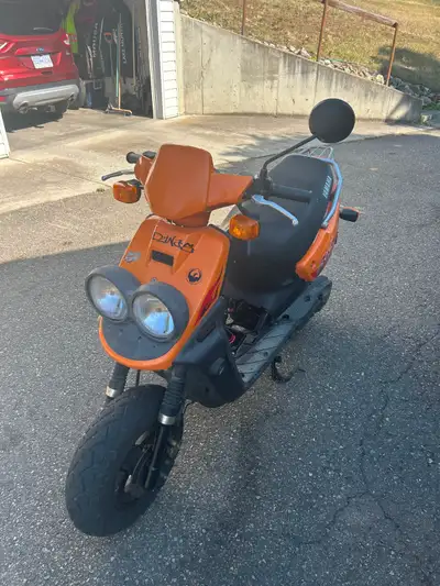 Selling a 2005 scooter 50cc runs amazing cheap on fuel did a tune up on it have registration $1600 o...