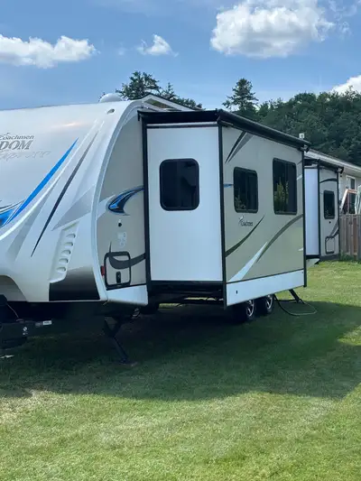 Description Spacious Coachmen Freedom Express Liberty Edition travel trailer has a tan and white ext...