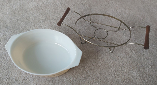 Pyrex Golden Rose Promo (045) 2.5 Quart Casserole with Cradle in Arts & Collectibles in Burnaby/New Westminster - Image 2