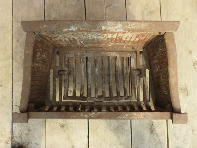 Cast Iron Coal Bin For a Fireplace in Arts & Collectibles in Oakville / Halton Region - Image 3