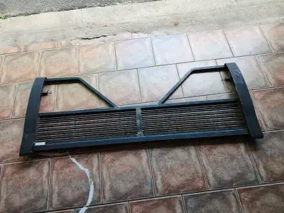Je vends une barrière de protection pour camion, idéale pour sécuriser votre chargement. Cette barri...