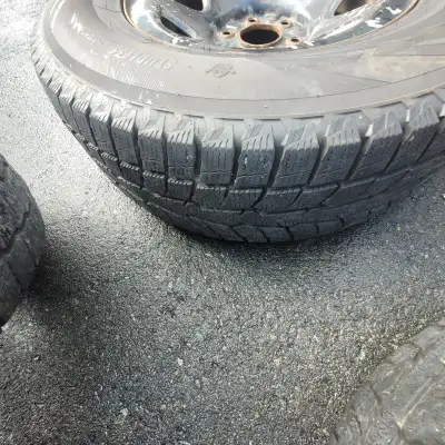 4 pneux d'hiver Toyo Observe 265/70R17 Fait 2 hiver avec, était sur un Chevrolet Silverado