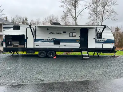 2020 Zinger (ZR328SB20) camper, in excellent condition. Due to summer weekends being packed with kid...