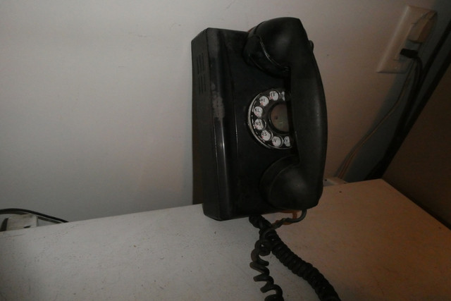 Téléphone mural ancien en bakelite dans Art et objets de collection  à Laurentides