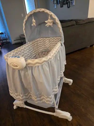 bassinet with 4 sets of sheets pickup only Washmill Lake Drive