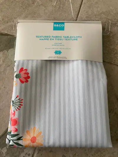 NEUVE *** Nappe tissu texturé / Textured Tablecloth Safdie & Co, View more