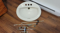 Lavabo avec robinet et tuyaux