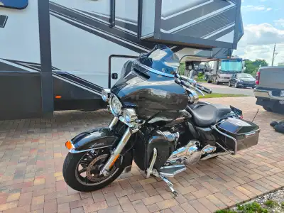 SILVER FLUX/BLACK FUSE ,Heated Grips, Quick Detach Tour Pak, 2 Seats, 1200 Watt Stereo, Screamin Eag...
