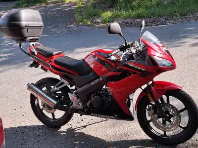 2008 Honda cbr125r 14000 km Great condition New battery Givi top box and rack included