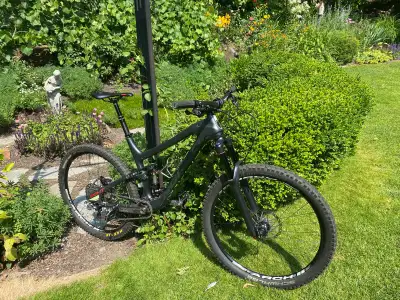 A 27.5″ carbon frame full suspension trail bike with ultra high-end components. Large frame Bought f...