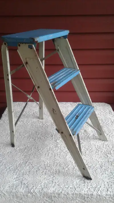 VINTAGE (1930s) METAL 2 STEP FOLDING STEP STOOL LADDER ALL ORIGINAL $50 (FIRM) IT HAS SCRATCHES, WEA...