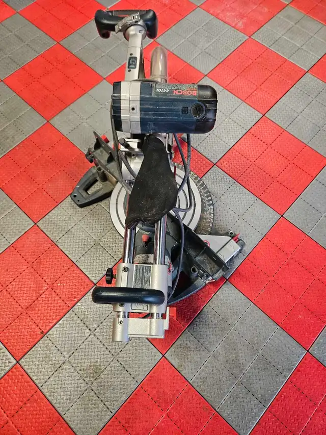 Bosch 4410L Sliding Compound Miter Saw – Excellent Condition in Power Tools in Mississauga / Peel Region - Image 2