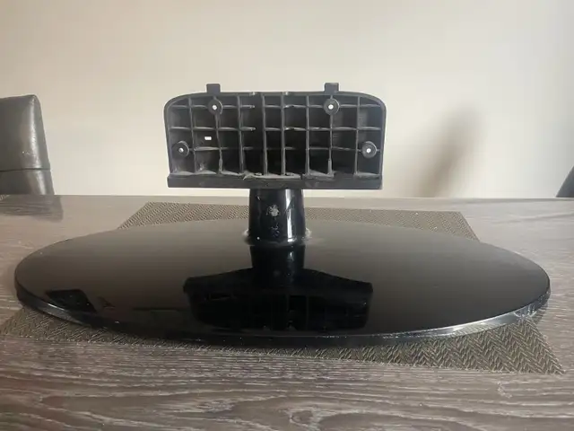 support à télévision écran plat 40 & 46 pouces in Video & TV Accessories in Québec City - Image 2