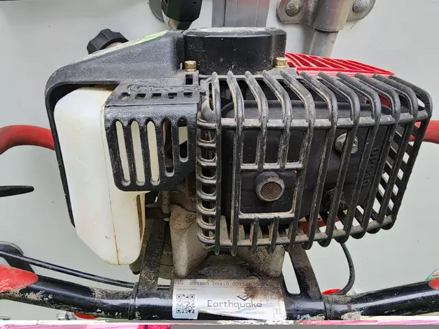 Earthquake Viper E43 Post Hole Digger Gas 43cc 2-Cycle Engine in Outdoor Tools & Storage in Windsor Region - Image 9