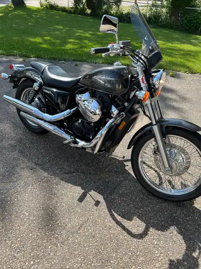 2010 Honda Shadow RS 750, boasting only 11588 kilometers and ready for the open road! This beauty ru...