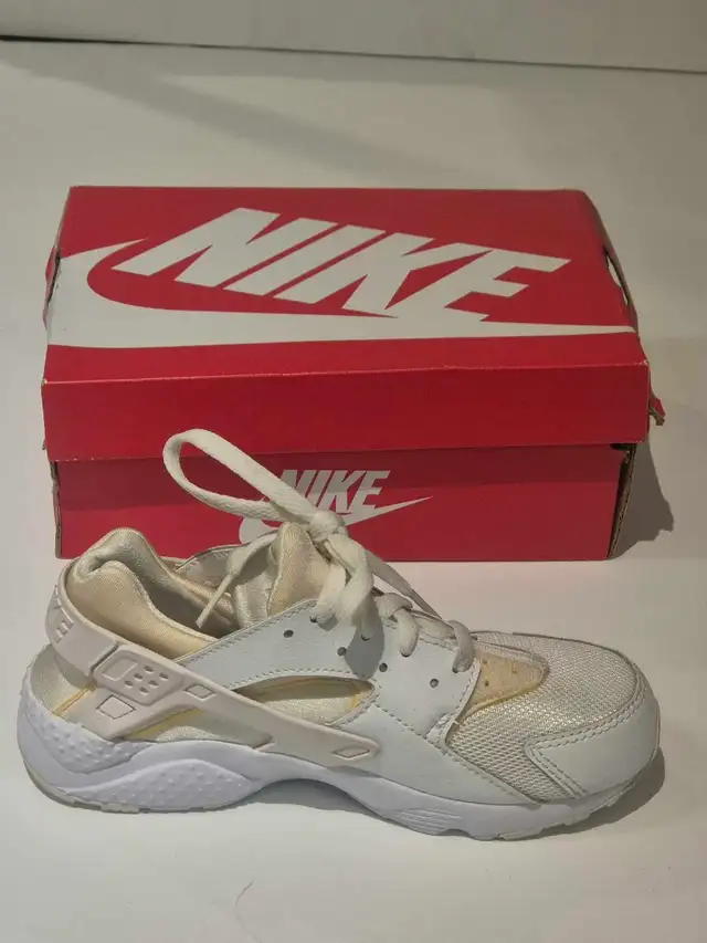 Nike Air Running Shoes Youth 2 Y in Kids & Youth in Mississauga / Peel Region - Image 5