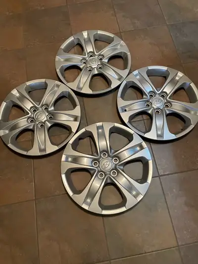 • 17-inch Wheel Covers came off a 2021 Hyundai Santa Fe. I am not sure what else they will fit. • Ma...