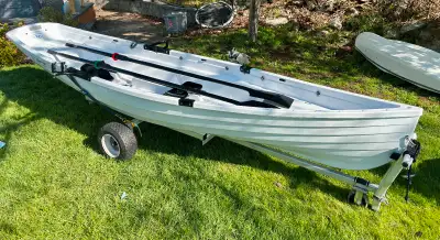 Slide seat all water rowing boat. This is whithall's 14 foot Excersize boat with carbon skulls. Come...