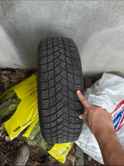 2 pneus Michelin X ice Snow qui ont servi pendant 1 demi hiver ils sont comme neuf et le bolt patter...