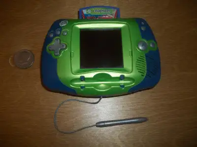 514-247-8483 communiqué Leap Frog Leapster playing games (La console est en français et contient deu...