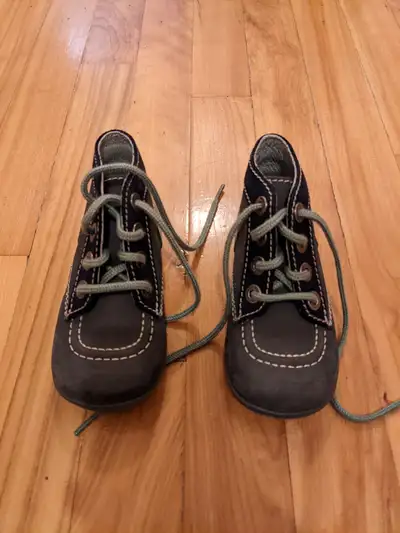 Chaussures Kickers fille pointure 24 (équivalent 8 US) En nubuck bleu Neuves, jamais portées Milieu...