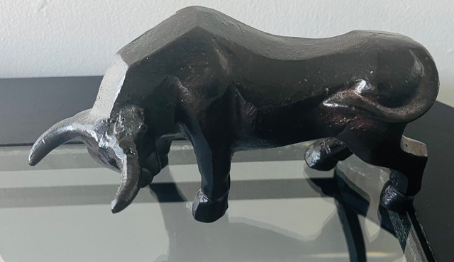  Cast iron Vtg bull - heavy and solid in Home Décor & Accents in Kingston - Image 2