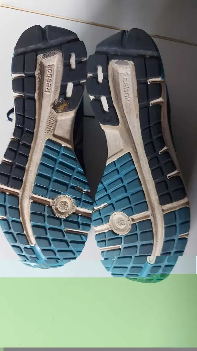 Reebok Distance 2.0 shoes Size 9.5 in Men's Shoes in City of Toronto - Image 6