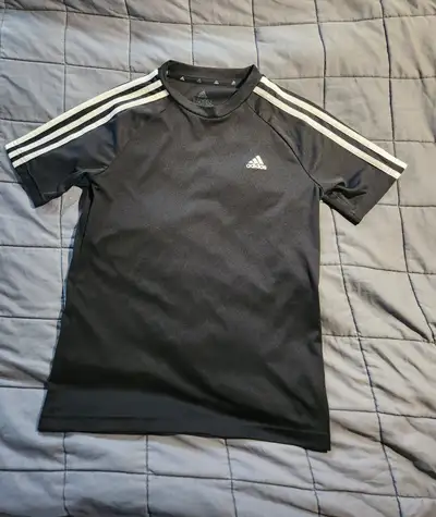 Chandail Adidas pour enfant.  11-12 ans, View more