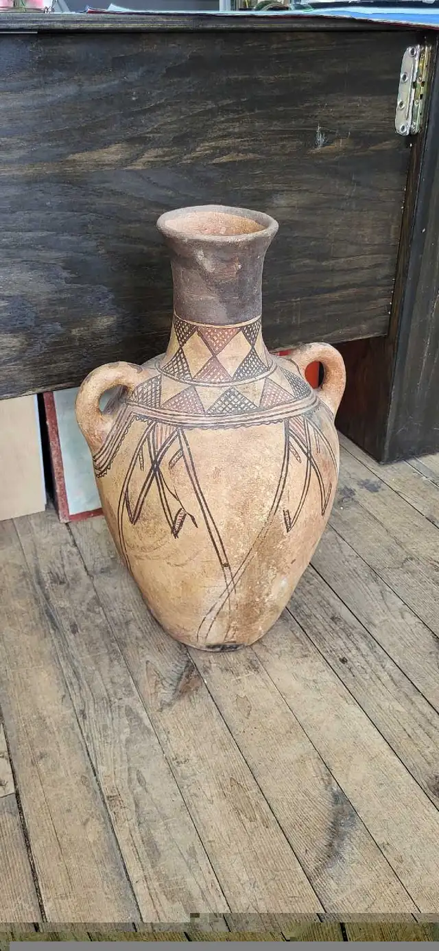 Primitive Vase - Pottery in Home Décor & Accents in Trenton - Image 3