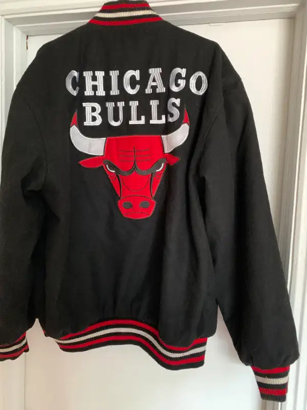 Vintage Chicago Bulls Reversible Wool Logo Jacket in Men's in City of Montréal - Image 4