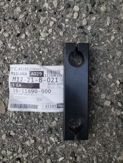 Freightliner Shackle P/N: 16-11890-000, only one piece, brand new, pick up Etobicoke ON. $40 cash.