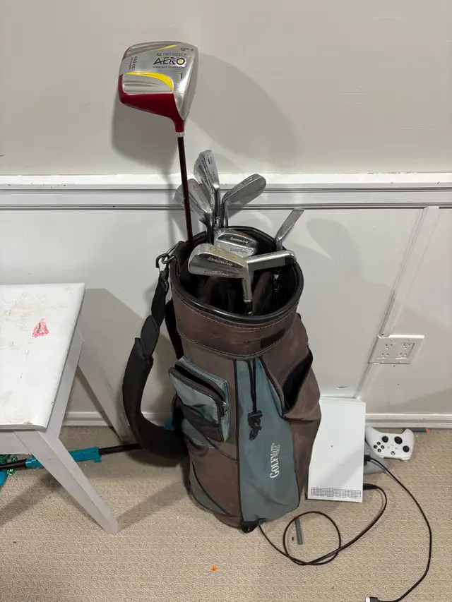women’s right handed golf clubs and bag  in Golf in Guelph - Image 2