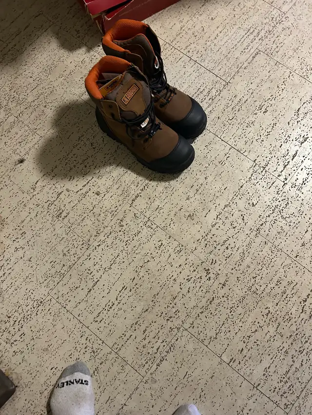 clothing work boots in Men's in Owen Sound - Image 4
