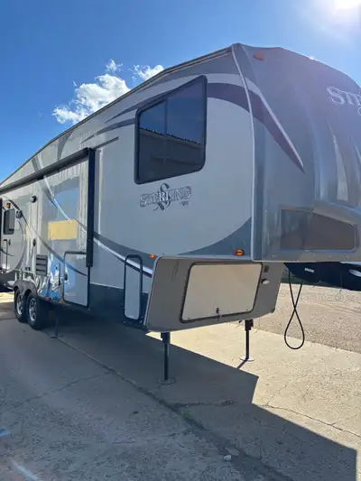 4 season fifth wheel with heated tanks, thermal windows and custom insulated skirting Spacious bedro...