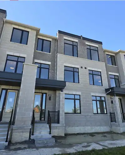 1 yeas old Townhome: 3 Beds, 4 Bathroom, Double Garage & Driveway (4 Spaces), 9' Ceilings Across 3 L...