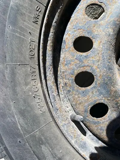 4 steel rims 2 have tiger paw winter tires on(225/65r17) Tires are in great shape… only 3 seasons