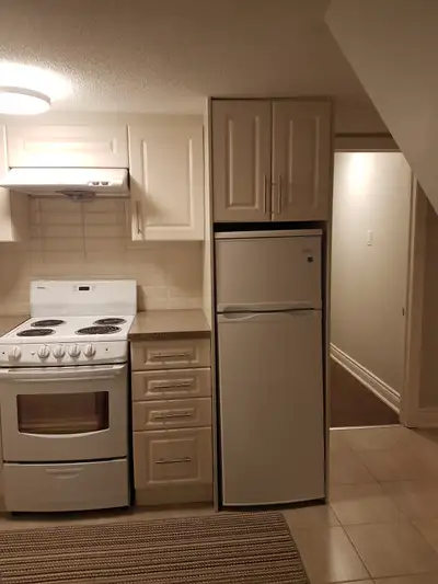 $950 ROOM FOR RENT, YONGE/STEELS, UTILITIES INCLUDED Room for rent in a renovated basement, in a cle...